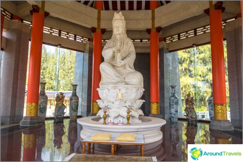 Kuan Ying istennő szobra