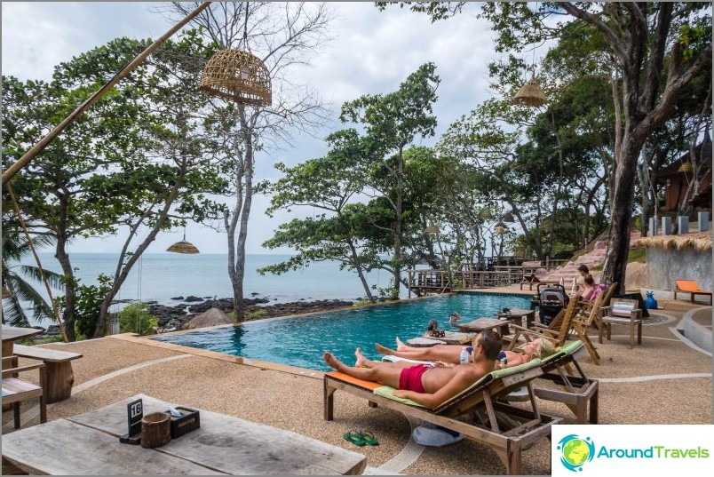 Rock Beach on Koh Lanta - infinity pool bar