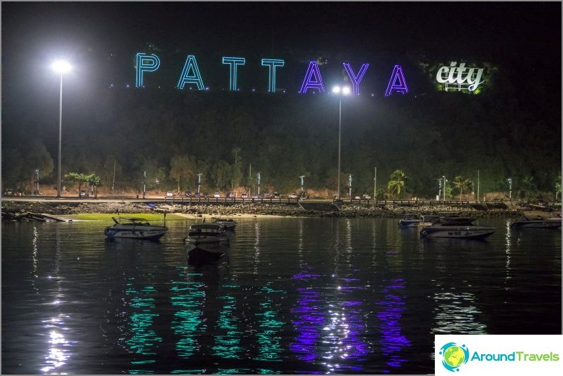 Vista de las letras PATTAYA del muelle de Bali Hai