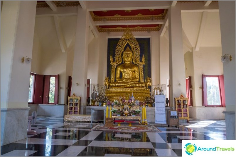 Wat Yan temple in Pattaya - better to see nearby Phra Mondop