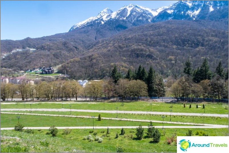 Blick auf die Straßen der Verteidiger des Kaukasus und des Flusses