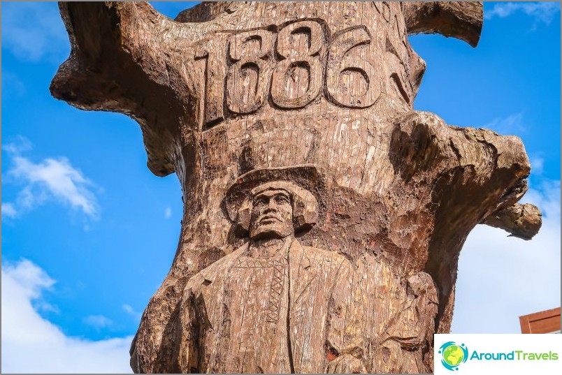 An oak tree in the village of Estosadok - a relic of the Estonian community