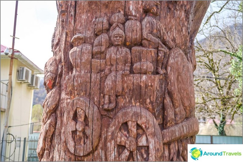 An oak tree in the village of Estosadok - a relic of the Estonian community