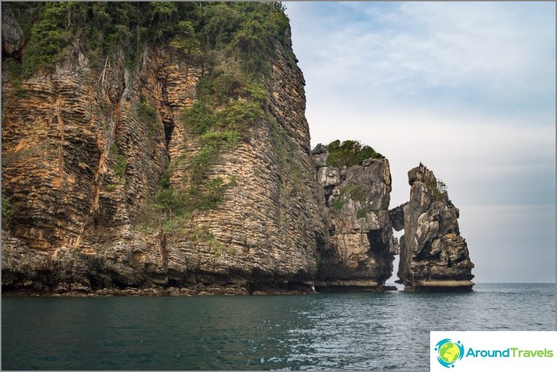 เที่ยวเกาะพีพีในประเทศไทย - รีวิวของฉันและวิธีที่ดีที่สุดที่จะไป