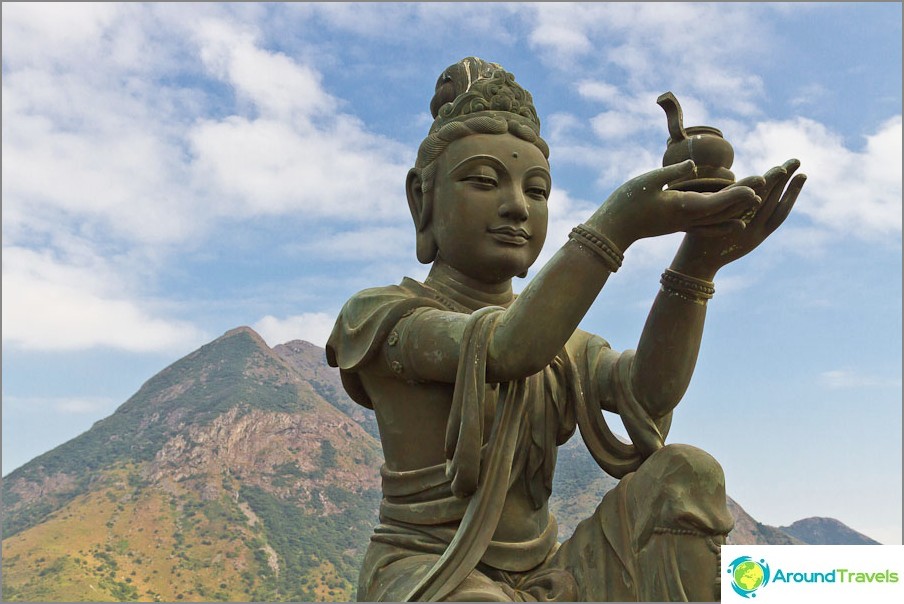 Omkring Big Buddha er der 6 jomfruer, der symboliserer en buddhists 6 kvaliteter