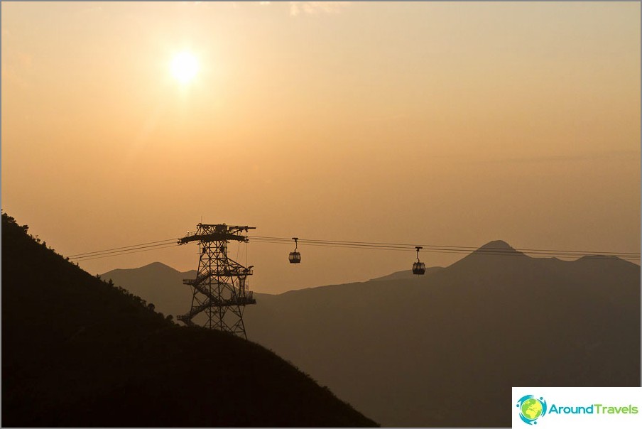 Lanovka Ngong Ping pri západe slnka