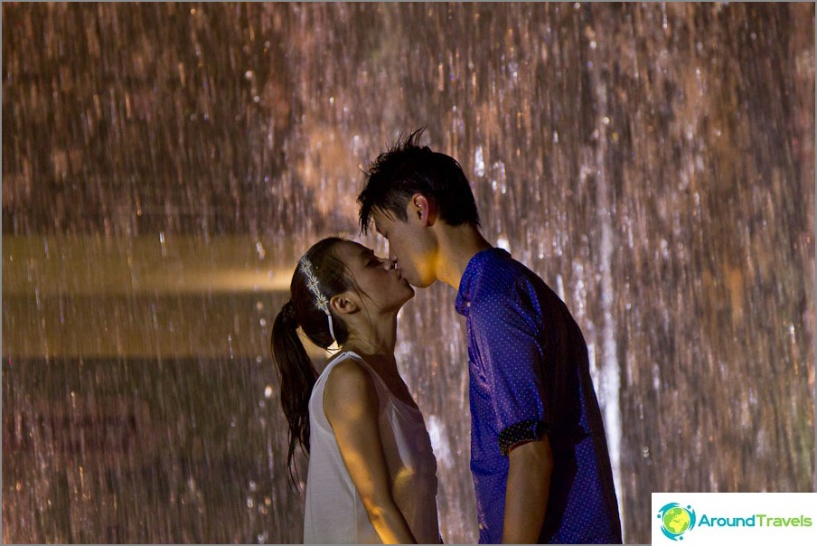 Love story in Hong Kong by the fountain
