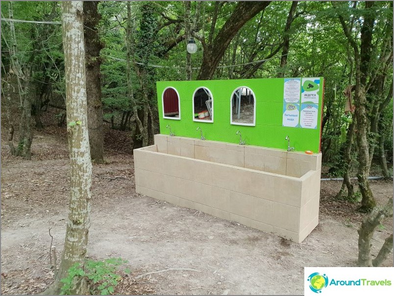 Washbasins with drinking water from a well