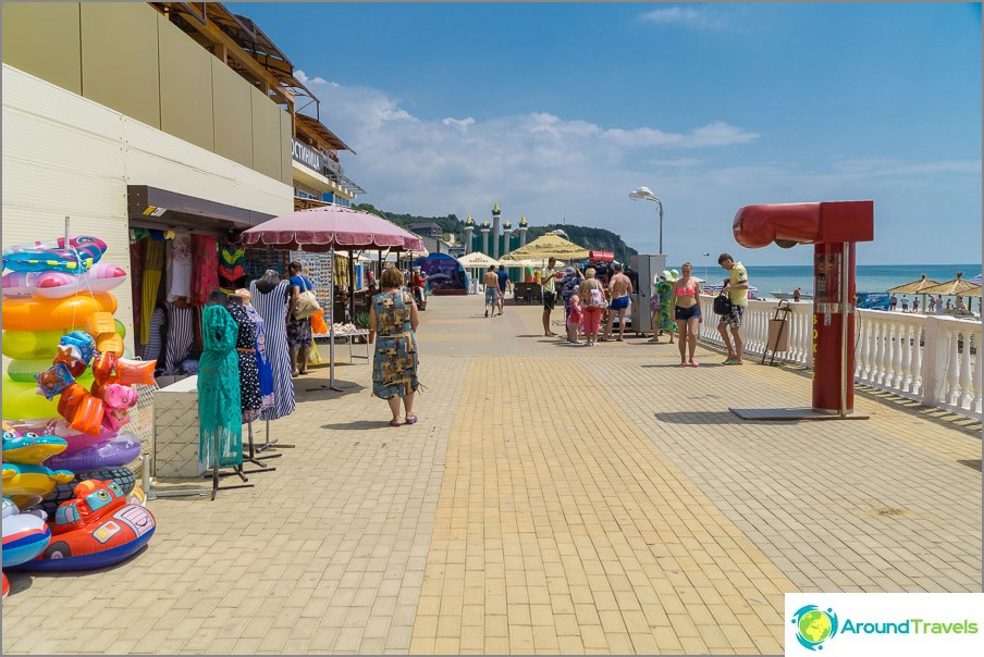 Liten strandpromenad i Lermontovo