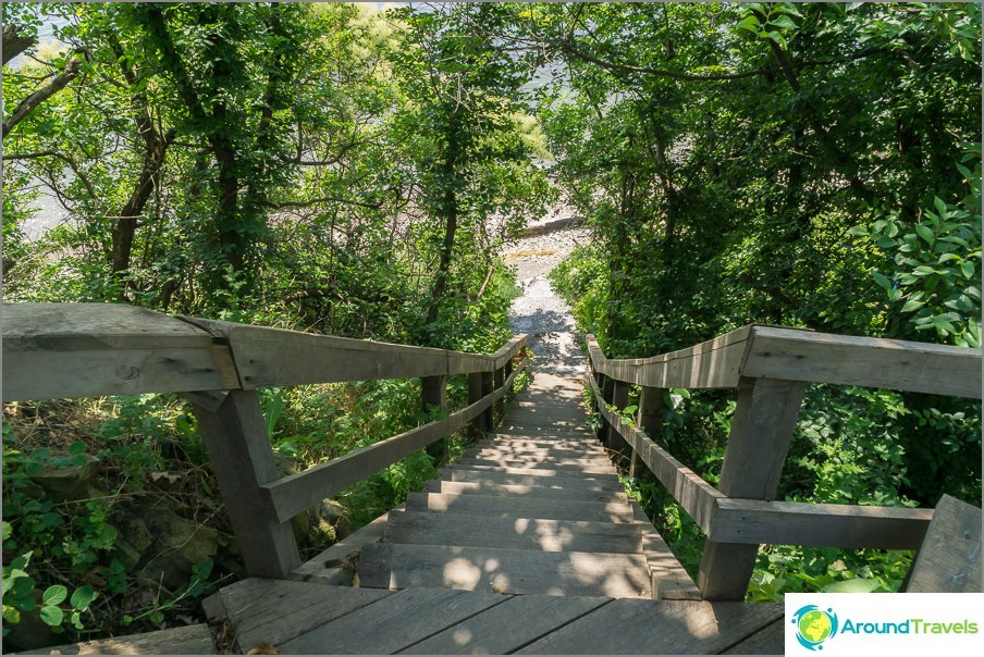 We go down the stairs from the high bank to the wild beach in Lermontovo