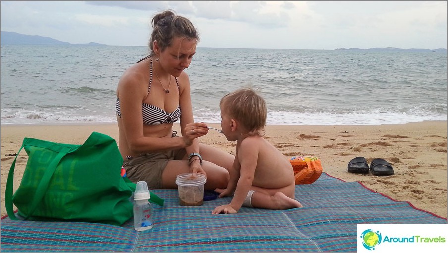 Egor est maintenant souvent nourri sur la plage, mange en quelque sorte de son plein gré