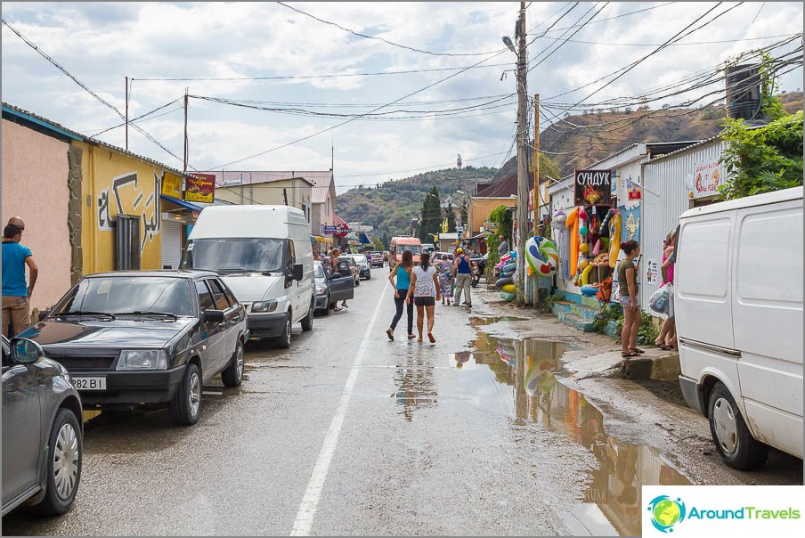 Estrada estreita na Crimeia, a rota ao longo do mar