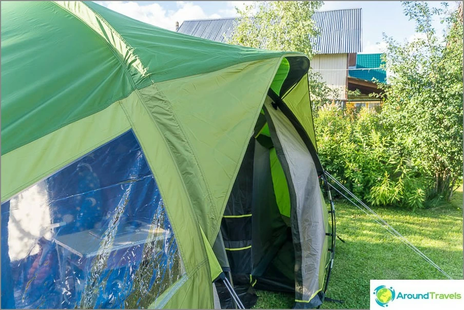 Sisäänkäynnin yläpuolella on visiiri, mutta itse ovesta ei tule visiiriä, kuten muissa teltoissa