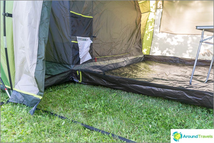 Podlaha ve vestibulu se stranami na všech stranách