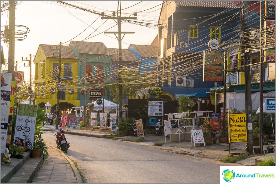 Una dintre principalele străzi din Khao Lak