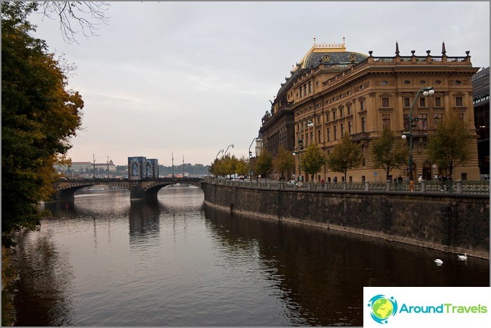 Vltava folyó töltése, Prága központjában