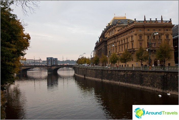 Vltava River Embankment, centrum av Prag