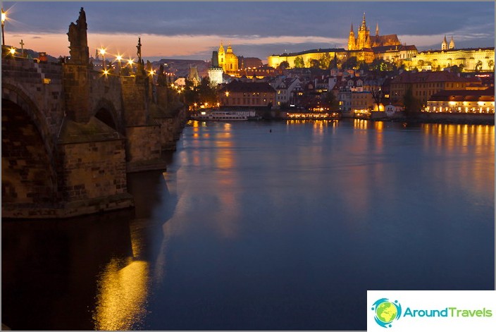 Centrum Prahy, magický Pražský hrad vo večerných hodinách