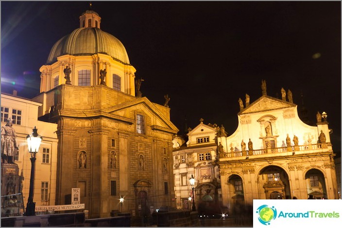 Prague centrum, gammal stad på kvällen