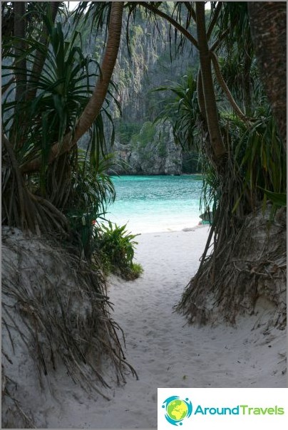 Maya Bay do lado do istmo