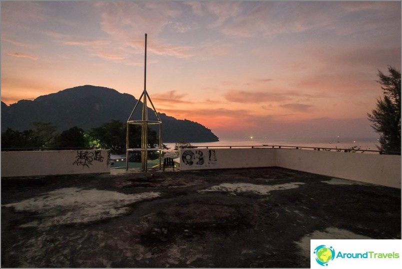 Torre para la salvación del tsunami en Phi Phi Don