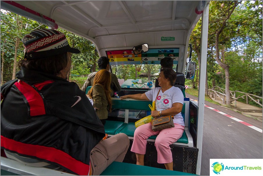 De chauffeur zegt iets heel interessants in het Thais, maar ik kijk om me heen