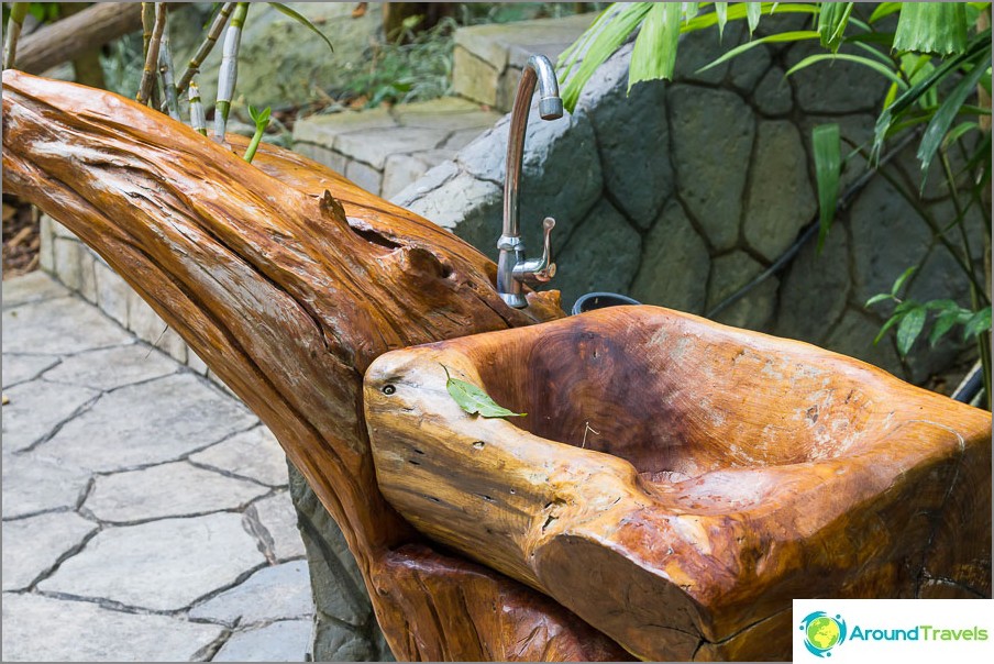 Even the sink is inscribed in the landscape!