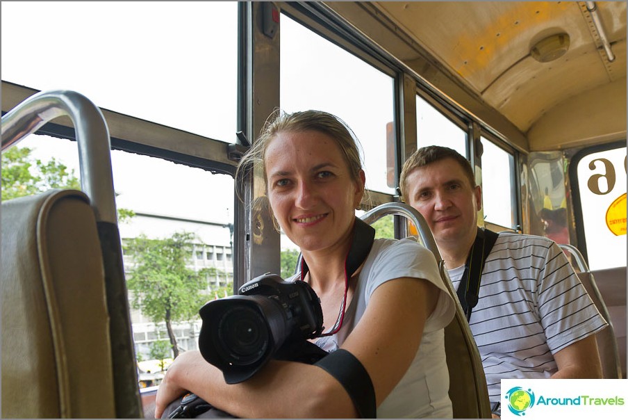 Vi sykler i en skyttelbuss med åpne vinduer, der turister sjelden er