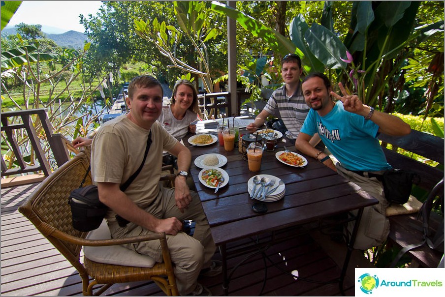 Nós comemos comida tailandesa em um bom café no caminho