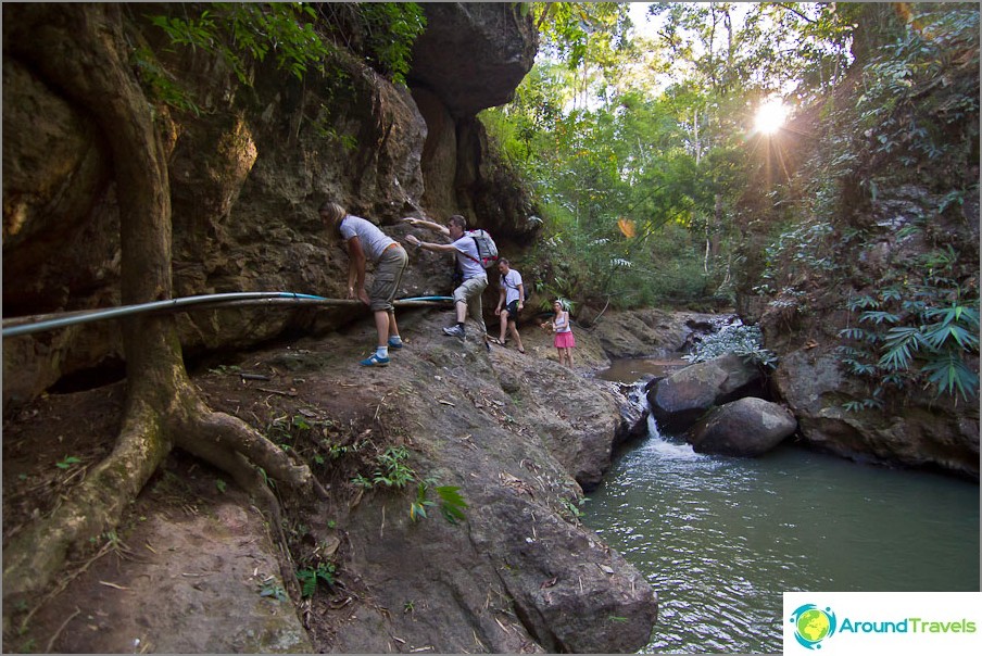 Nous entrons dans une petite gorge à travers la vraie jungle