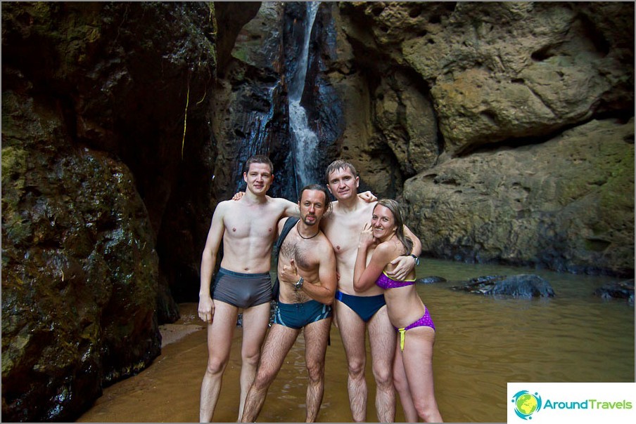 Y, por supuesto, cómo no nadar en el agua helada de una cascada.