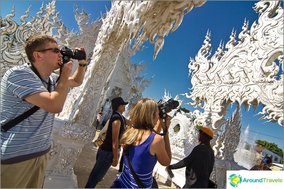 เราเดินในวัดสีขาวพราวของประเทศไทย