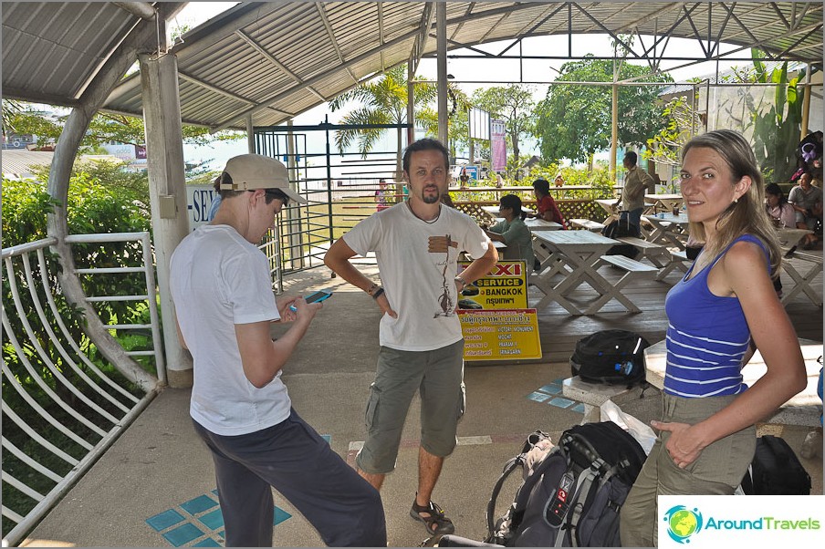 Svår överföring från Chiang Mai till Koh Chang - väntar på färjan till ön