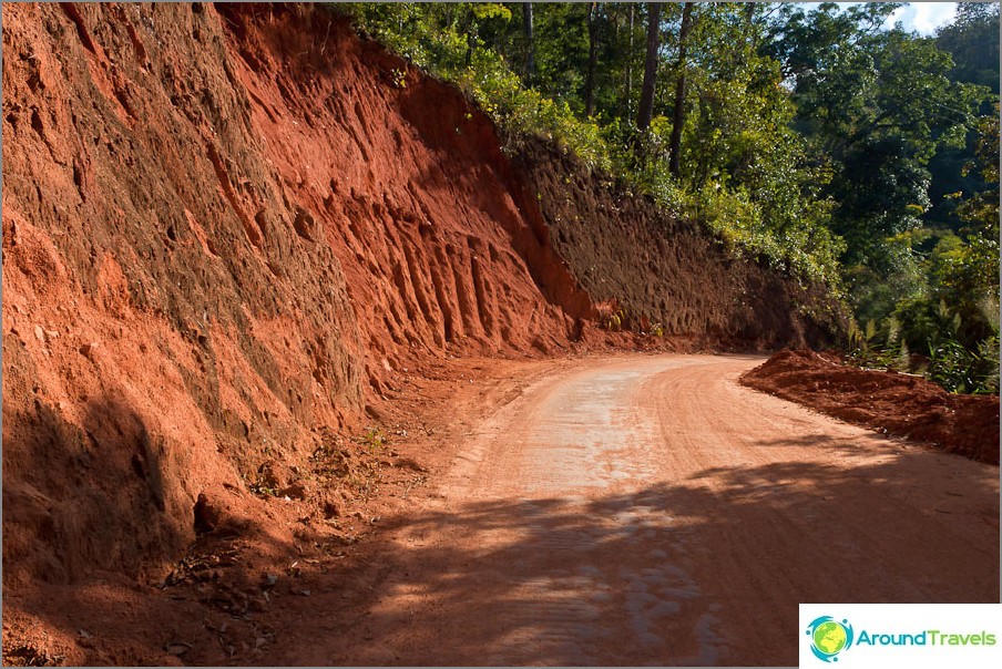 Estrada vermelha profundamente na Tailândia