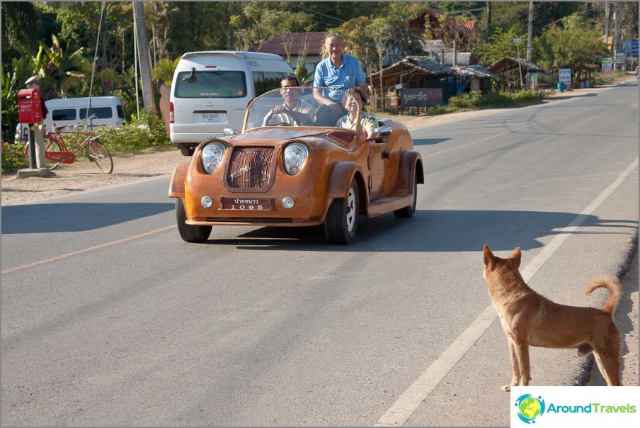 Holzautos fahren auf Straßen