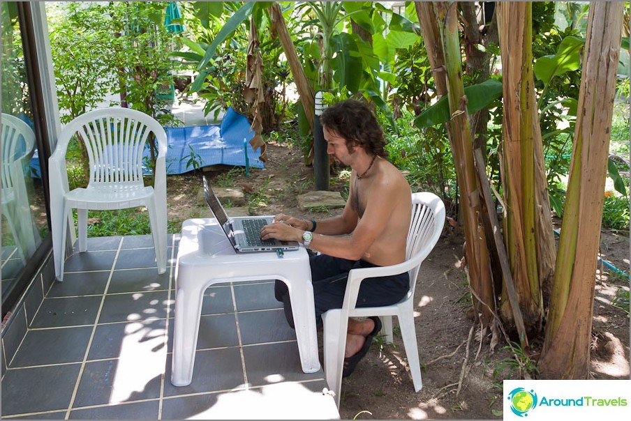 Phuket'teki bir evin verandasında çalışıyorum.