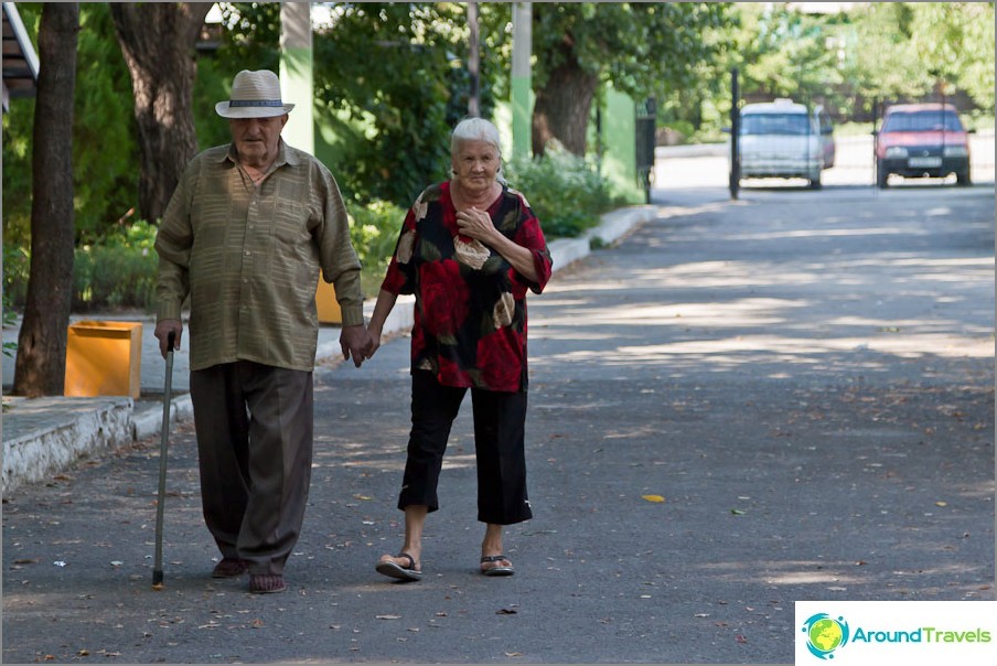 Este minunat că vor să mai meargă pe mâner!