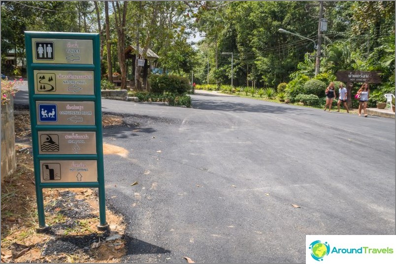 Dal parcheggio alle molle su una strada asfaltata