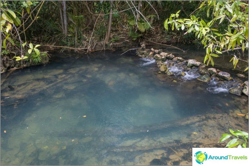 Em alguns lugares ao longo do caminho, existem barragens