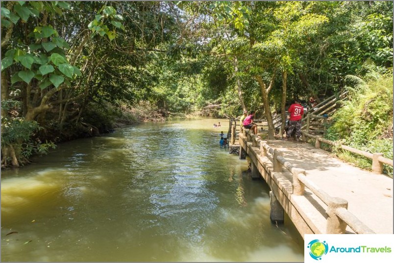 มีท่าเรืออยู่ในแม่น้ำซึ่งคุณสามารถกระโดดและปีนกลับไปที่น้ำพุ