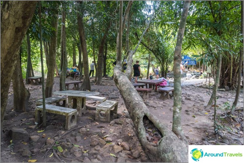 In the shade near the springs, there is a lot of concrete furniture, you can have a snack without leaving the checkout.