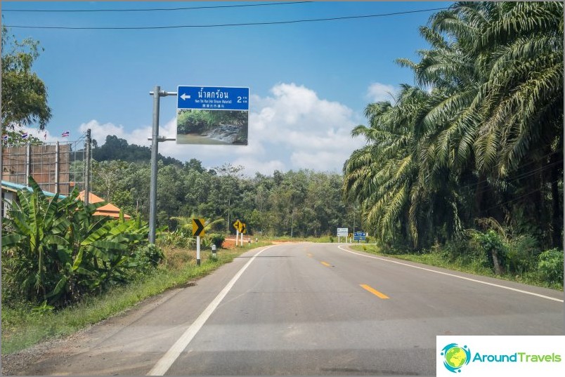 Poste indicador en la carretera principal