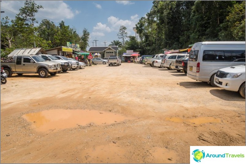 Amplo estacionamento