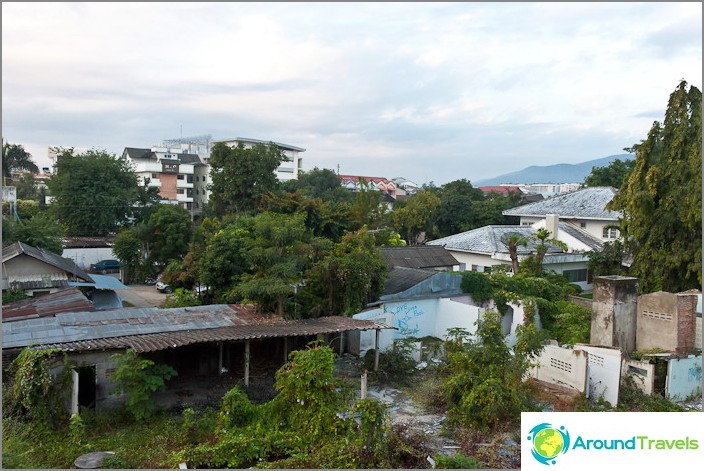 Upea näkymä yksityisen sektorin ikkunasta ja pala Doi Suthepta