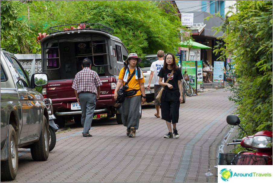 旧市街の狭い石畳の通り