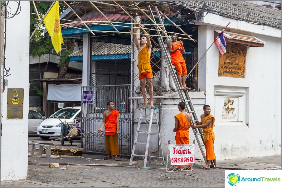 Five monks making a canopy at the entrance