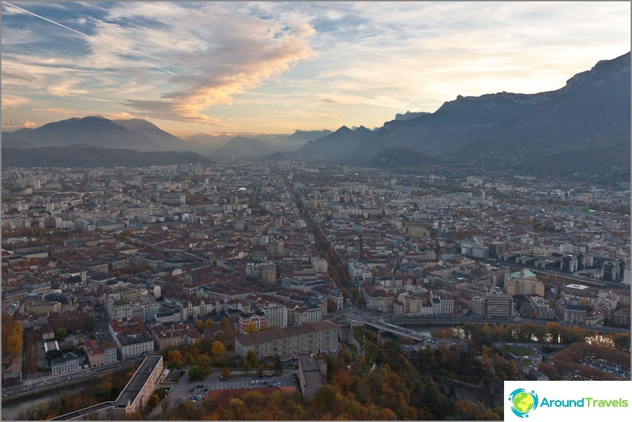 Uitzicht vanaf de Bastille, panorama van Grenoble