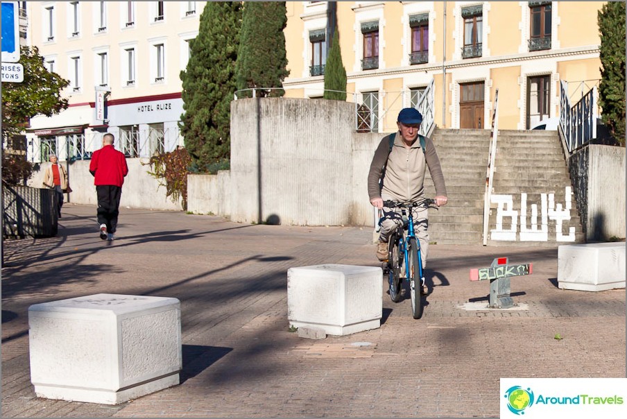 Elderly cyclist in Grenoble