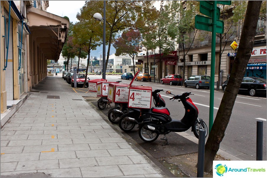 La pizza se entrega en scooters.