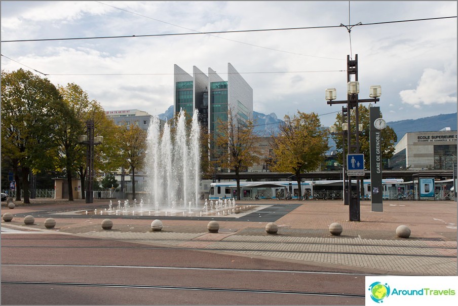 Fontána poblíž stanice Grenoble